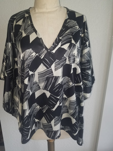 caftan top italian silk one of a kind black and white comfortable